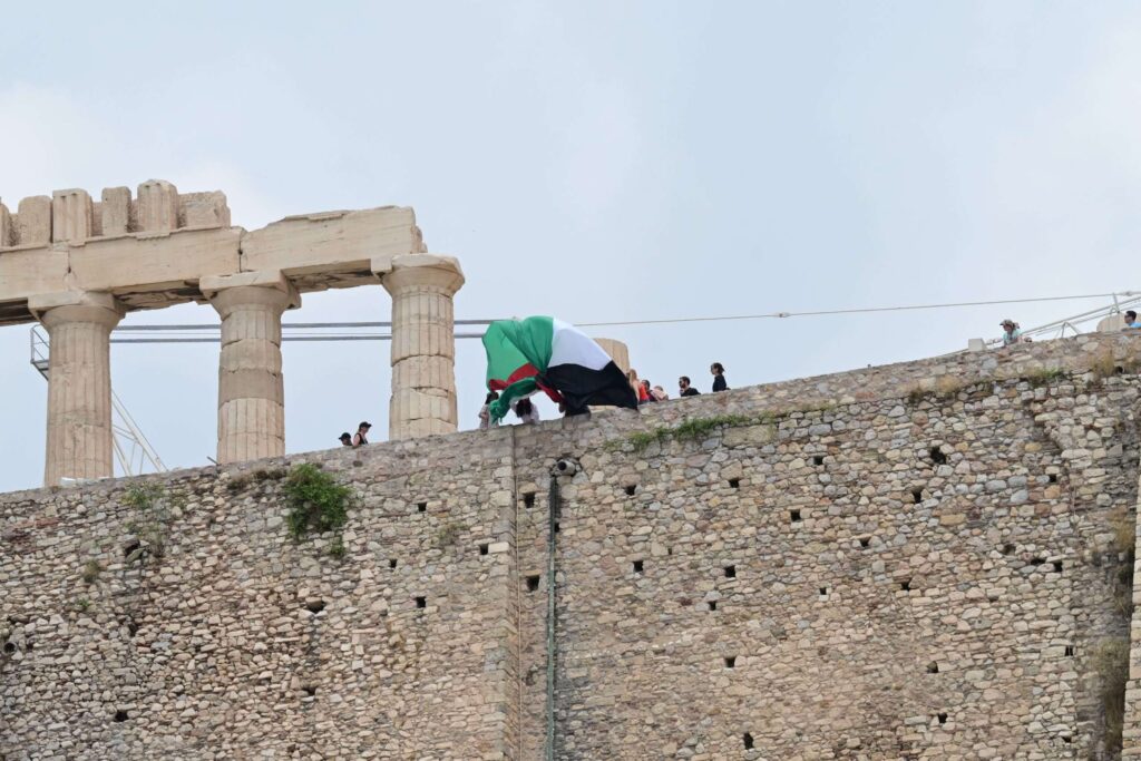 [378250] ΠΡΟΣΑΓΩΓΕΣ ΑΠΟ ΙΣΧΥΡΗ ΑΣΤΥΝΟΜΙΚΗ ΔΥΝΑΜΗ ΜΕΛΩΝ ΤΗΣ ΝΕΟΛΑΙΑΣ ΤΗΣ ΝΕΑΣ ΑΡΙΣΤΕΡΑΣ ΟΤΑΝ ΠΡΟΣΠΑΘΗΣΑΝ ΝΑ ΑΝΟΙΞΟΥΝ ΠΑΛΑΙΣΤΙΝΙΑΚΗ ΣΗΜΑΙΑ ΣΤΗΝ ΕΙΣΟΔΟ ΤΗΣ ΑΚΡΟΠΟΛΗΣ (ΤΑΤΙΑΝΑ ΜΠΟΛΑΡΗ/EUROKINISSI)