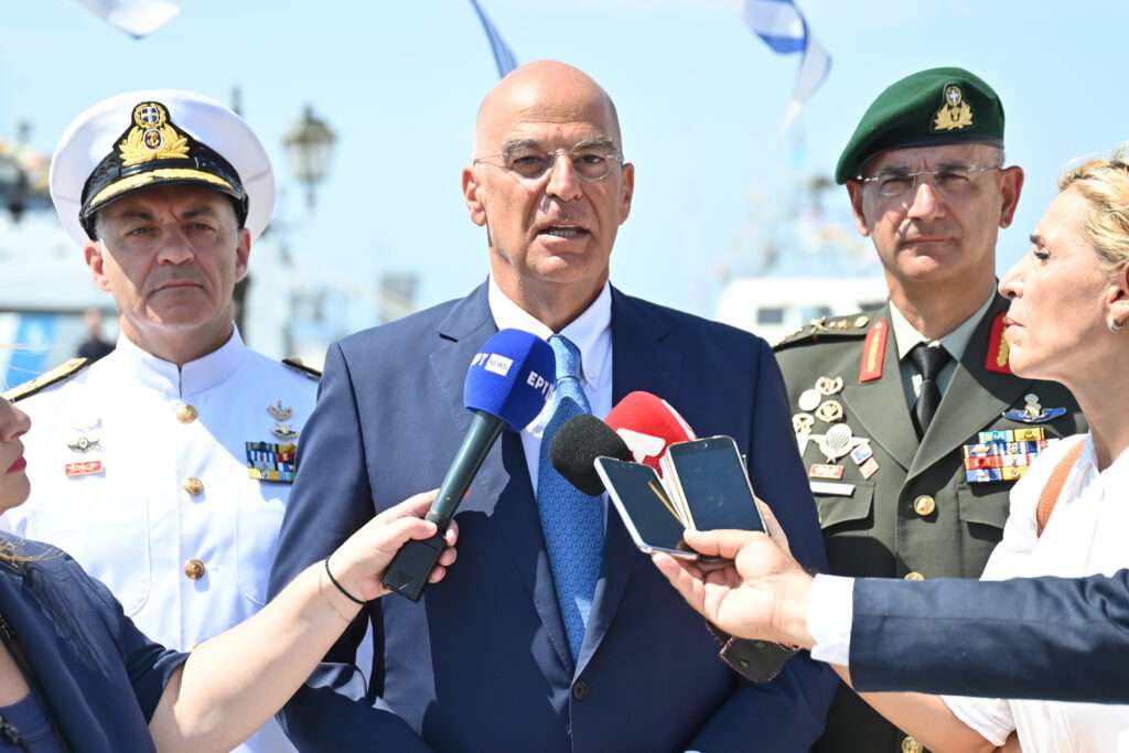 Ο ΥΠΟΥΡΓΟΣ ΑΜΥΝΑΣ ΝΙΚΟΣ ΔΕΝΔΙΑΣ ΣΤΗ ΤΗΝΟ ΓΙΑ ΤΗΝ ΕΠΙΜΝΗΜΟΣΥΝΗ ΔΕΗΣΗ ΓΙΑ ΤΟΥ ΠΕΣΟΝΤΕΣ ΤΟΥ ΚΑΤΑΔΡΟΜΙΚΟΥ "ΕΛΛΗ" ΚΑΤΑ ΤΟΝ ΤΟΡΠΙΛΙΣΜΟ ΣΤΙΣ 15/8/1940 (ΝΙΚΟΣ ΔΕΝΔΙΑΣ / SOCIAL MEDIA / EUROKINISSI)