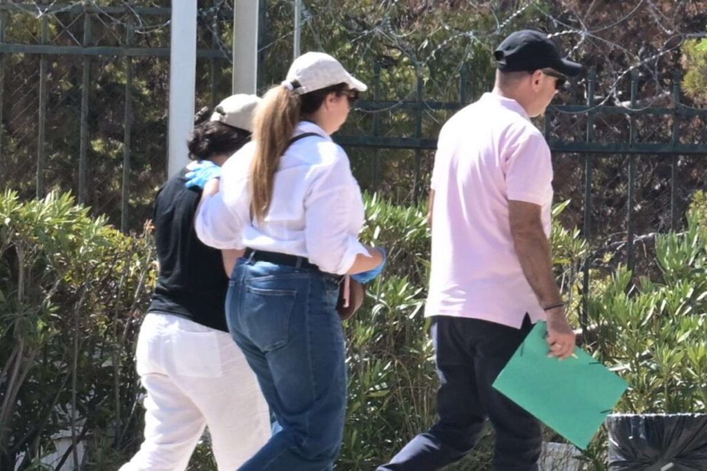 [379563] ΣΤΟΝ ΑΝΑΚΡΙΤΗ H ΣΥΛΛΗΦΘΕΙΣΑ ΓΙΑ ΤΗΝ ΥΠΟΘΕΣΗ ΤΟΥ ΚΟΡΙΤΣΙΟΥ ΠΟΥ ΒΡΕΘΗΚΕ ΝΕΚΡΟ ΣΕ ΠΑΡΑΛΙΑ ΣΤΟ Π. ΦΑΛΗΡΟ (ΤΑΤΙΑΝΑ ΜΠΟΛΑΡΗ/EUROKINISSI)
