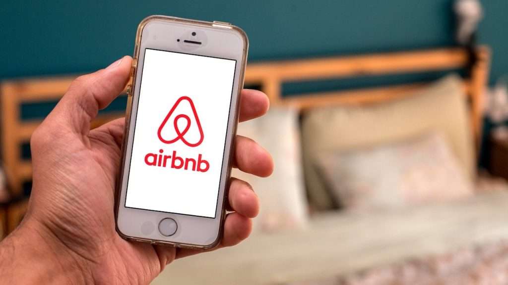 Want to stay with a stranger check in with airbnb rooms q47m 1024x576