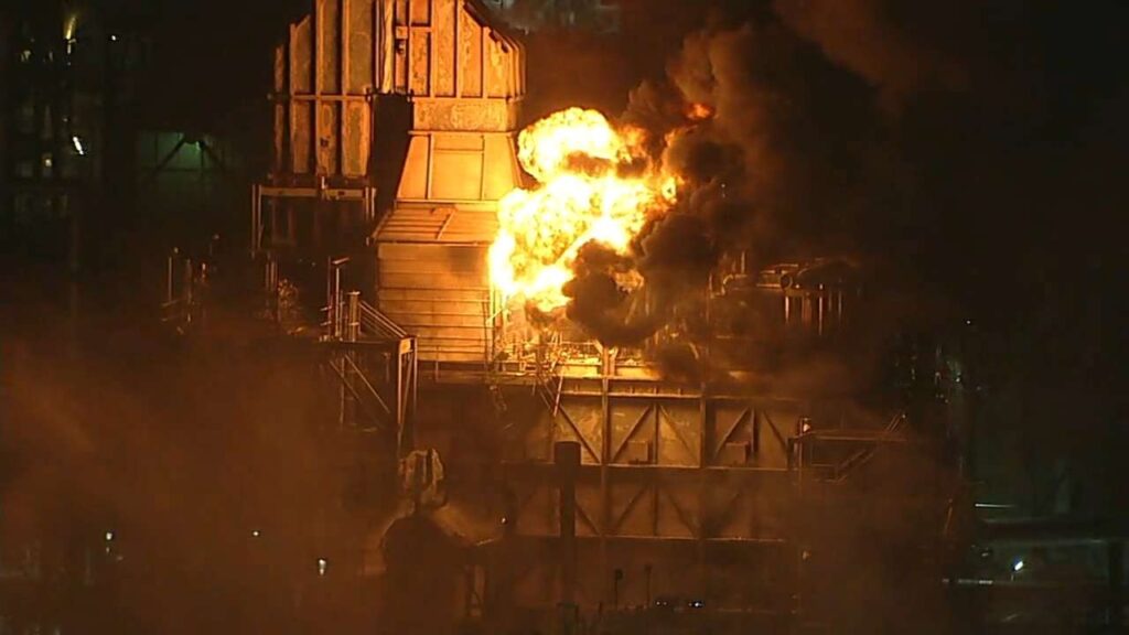 17928298 100225 kgo la refinery fire img
