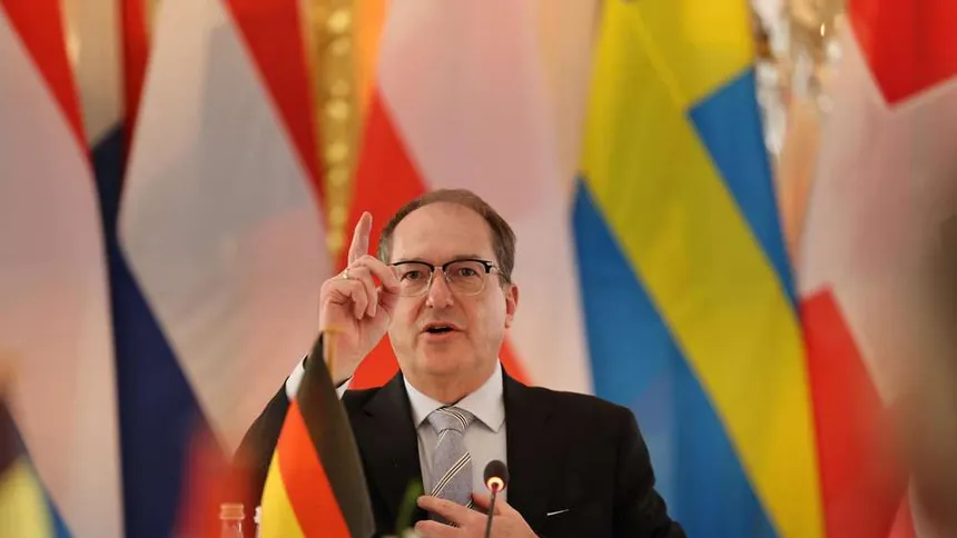 40041553 bundesinnenminister alexander dobrindt gestikuliert waehrend des munich migration meeting einem europaeischen ministertreffen zum thema migration in 18NG