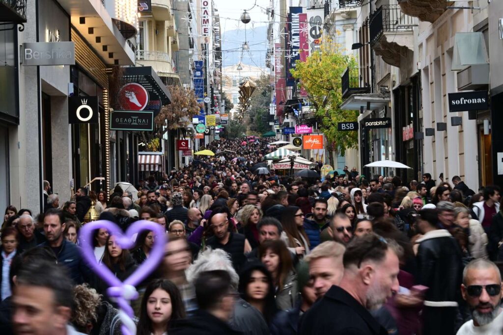 [374474] ΕΟΡΤΑΣΤΙΚΗ ΚΙΝΗΣΗ ΣΤΗΝ ΑΓΟΡΑ ΤΗΣ ΑΘΗΝΑΣ. ΣΤΙΓΜΙΟΤΥΠΑ ΑΠΟ ΤΗΝ ΟΔΟ ΕΡΜΟΥ (ΤΑΤΙΑΝΑ ΜΠΟΛΑΡΗ / EUROKINISSI)