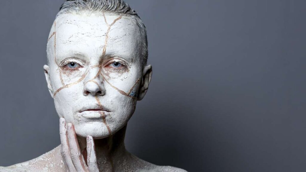 221109194946 kintsugi woman sad makeup2