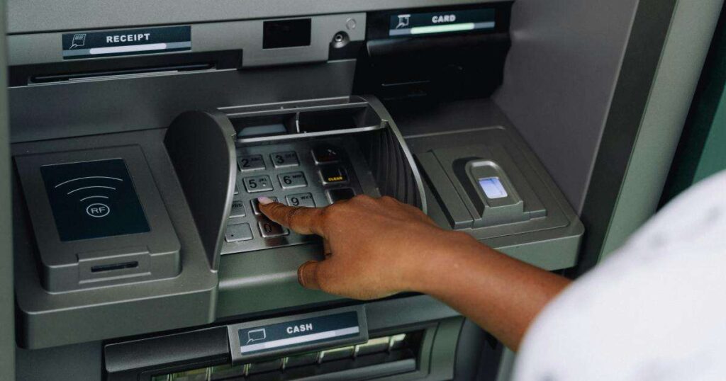 Atm oikonomia epidomata evro hrimata